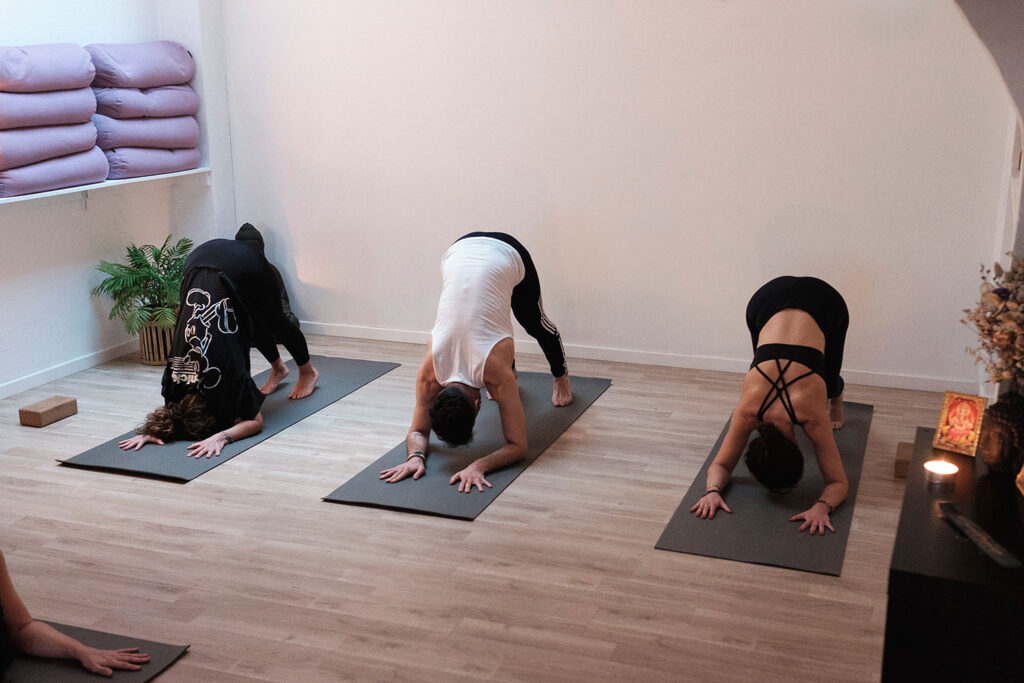 Cultiva tu bienestar emocional y mental con yoga. Te mostramos cómo la meditación y las posturas pueden transformar tu vida para una mayor paz interior.
