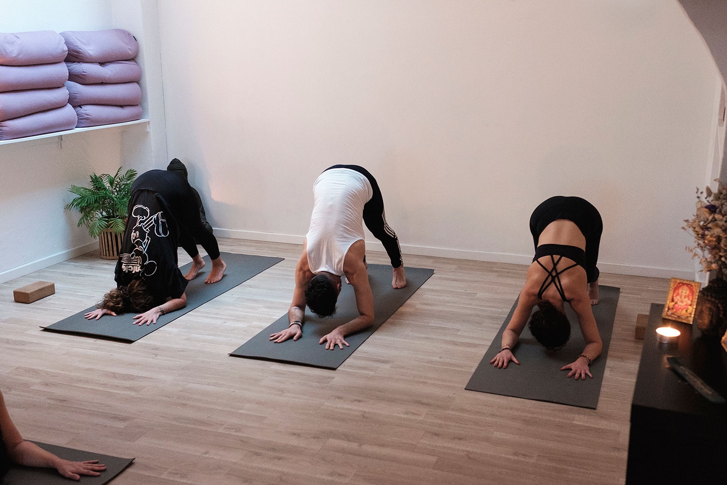 Cultiva tu bienestar emocional y mental con yoga. Te mostramos cómo la meditación y las posturas pueden transformar tu vida para una mayor paz interior.
