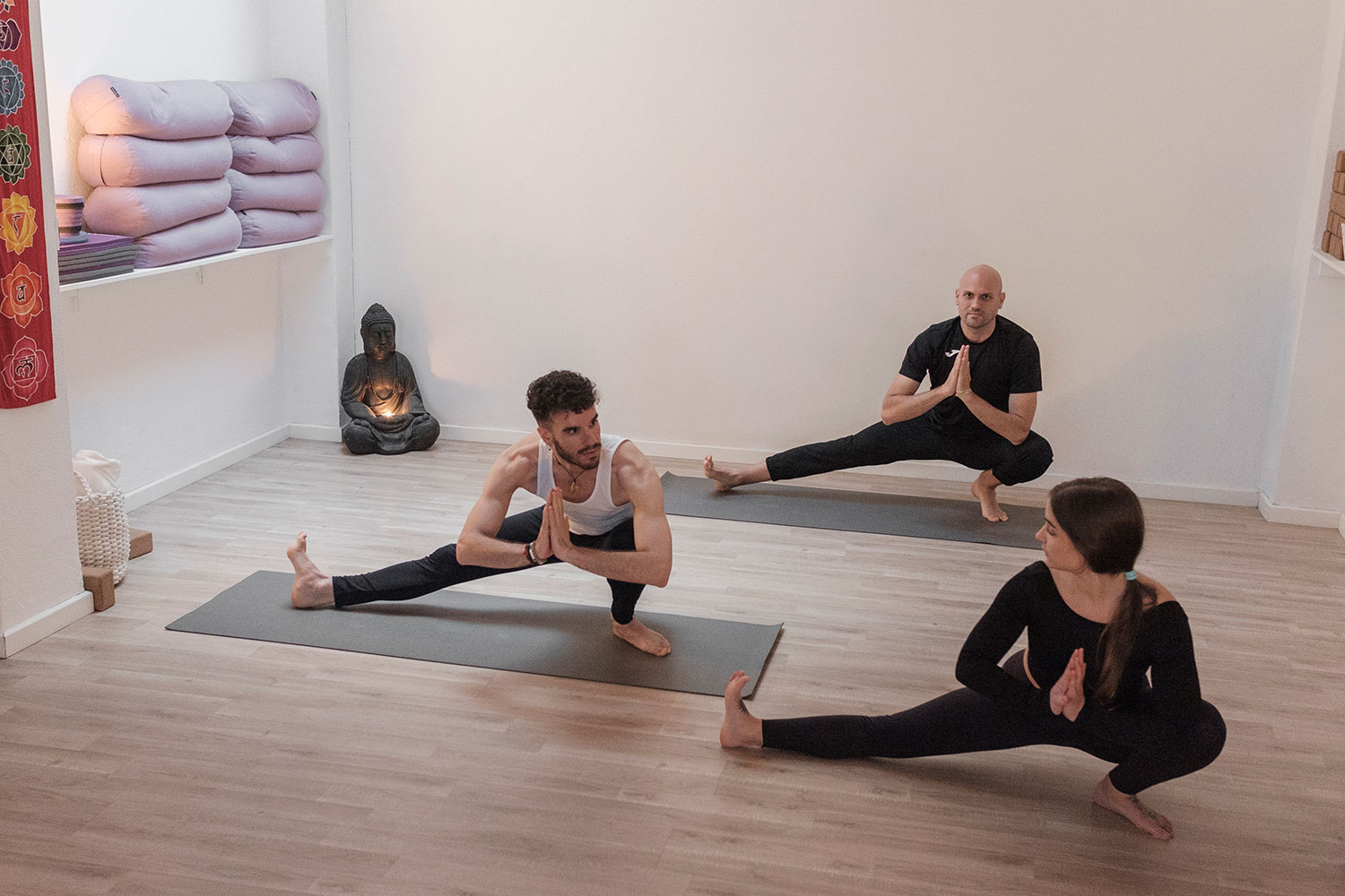 El yoga y la salud física van de la mano. Aprende cómo esta práctica milenaria fortalece tu cuerpo y te brinda bienestar de forma integral.