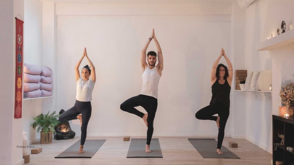 yoga terapéutico en A Coruña. Alumnos practicando en Purna Yoga Studio