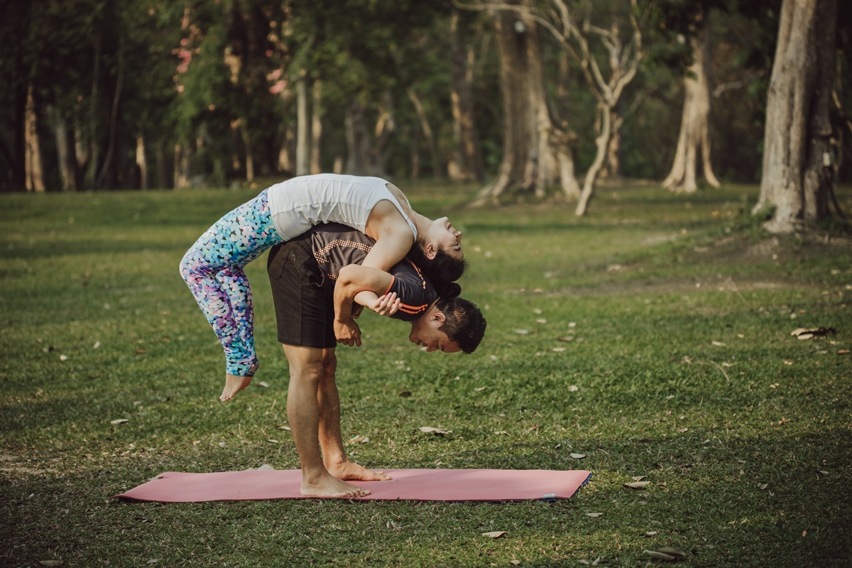 El yoga en pareja va más allá del ejercicio. Fortalece tu vínculo, reduce el estrés y aumenta la intimidad. Posturas clave y consejos para una conexión profunda.