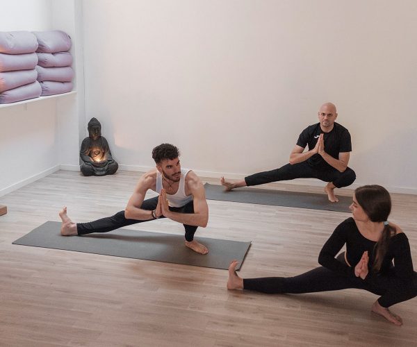 El yoga y la salud física van de la mano. Aprende cómo esta práctica milenaria fortalece tu cuerpo y te brinda bienestar de forma integral.