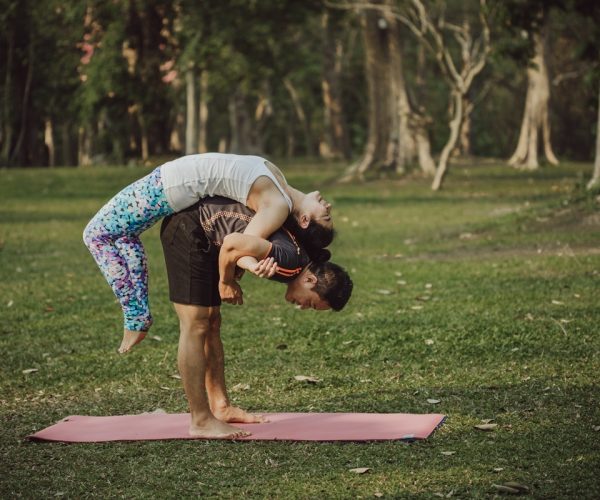 El yoga en pareja va más allá del ejercicio. Fortalece tu vínculo, reduce el estrés y aumenta la intimidad. Posturas clave y consejos para una conexión profunda.