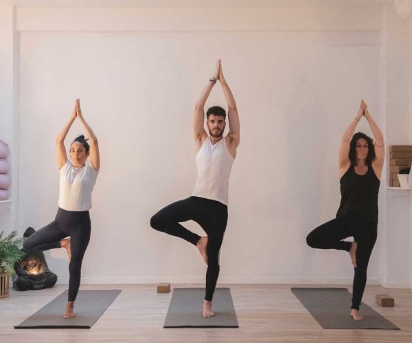 yoga terapéutico en A Coruña. Alumnos practicando en Purna Yoga Studio